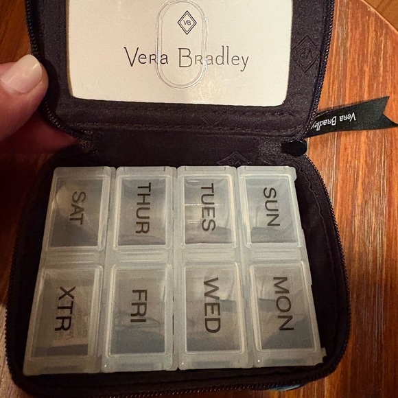 Vera Bradley Travel Pill Case Perennials Noir NWT - Picture 4 of 8